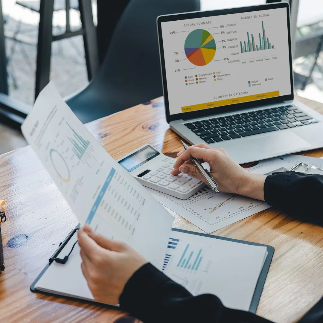 Painel com gráficos e relatórios financeiros